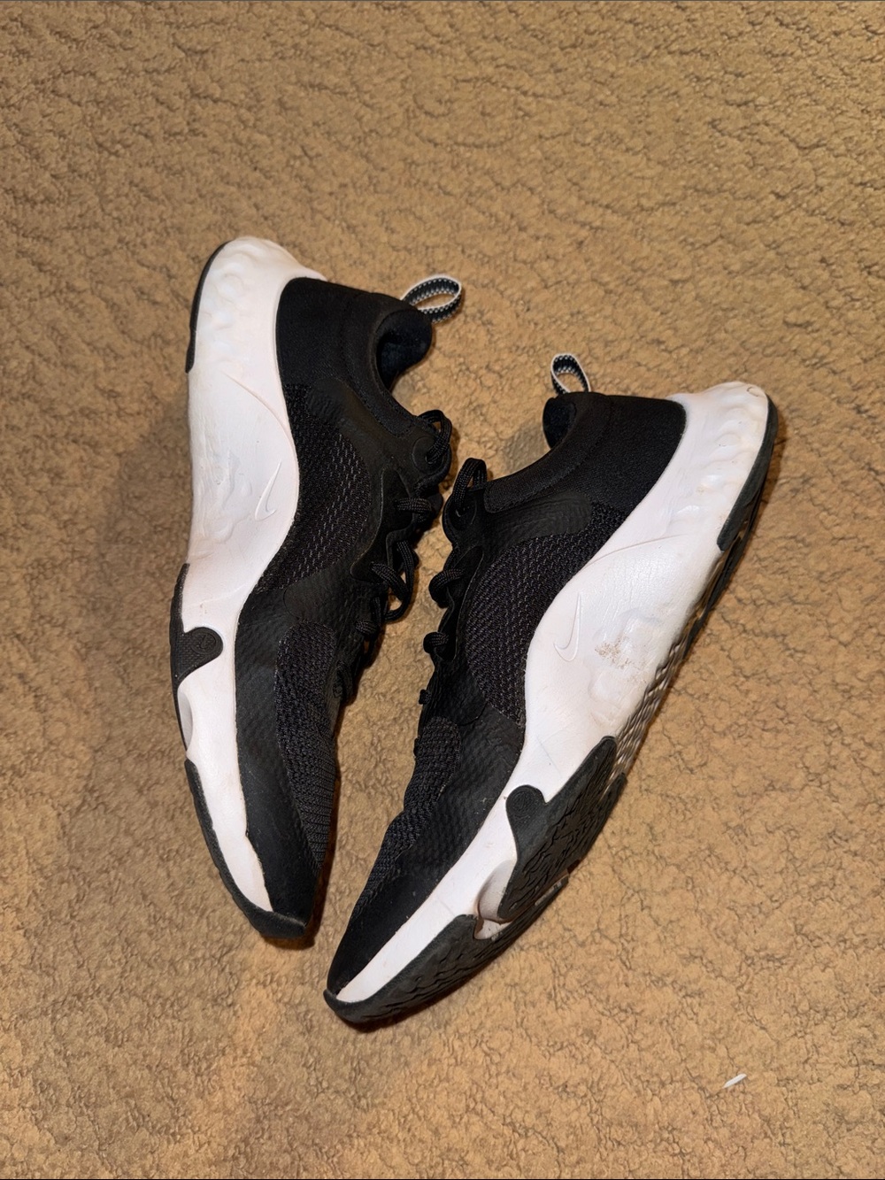 Nike Black and White Women’s Sneakers - Picture 6 of 7